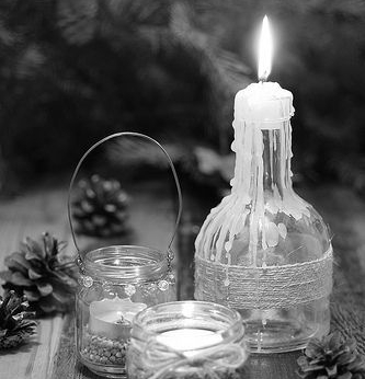 candle pinecone blkwht